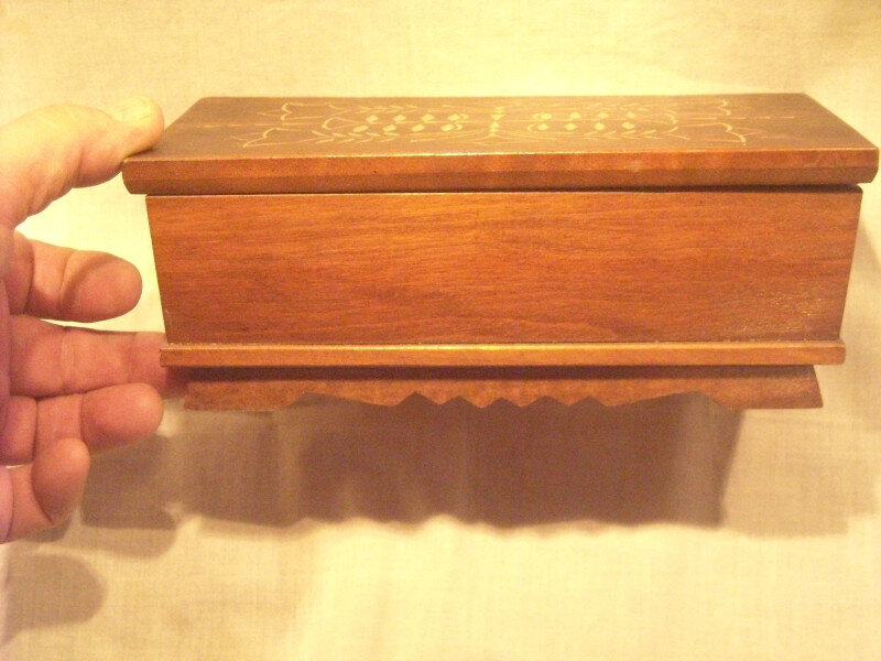 Выполнялись такие шкатулки, как правило, в стиле больших старинных сундуков в которых когда то "девушки на выданье" хранили свое приданное.