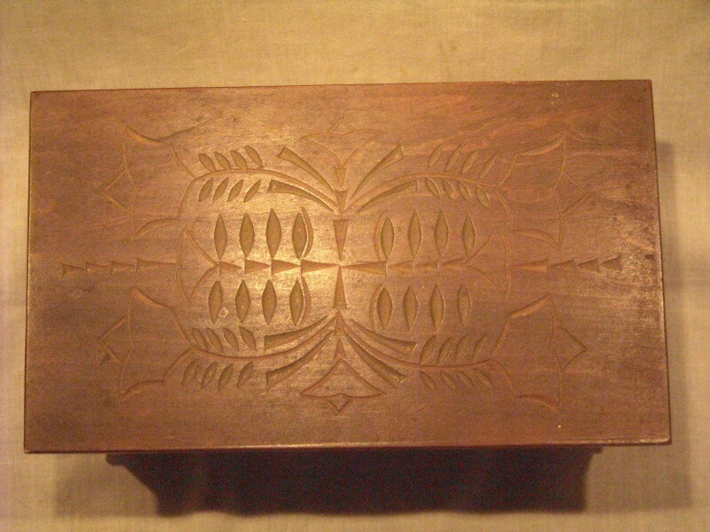 Практически в каждом доме были небольшие шкатулки для всяких разных женских мелочей и украшений. Они делались из дерева и украшались резьбой в национальном стиле. В настоящее время они вышли из моды и их можно увидеть только при распродажах на различных "блошиных рынках" или, как их более звучно называют на западе flohmarkt. Такие ярмарки "не нужного" появились во многих городах мира, есть они и в литовских городах. Как правил в субботу или в воскресенье в отведенных для этого местах собираются те кто хочет избавиться от "не нужного хлама" и те, кто в этих развалах ищет частицы Истории. 