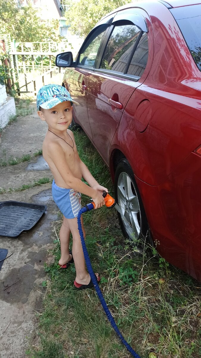 Сынок моет нашу машину