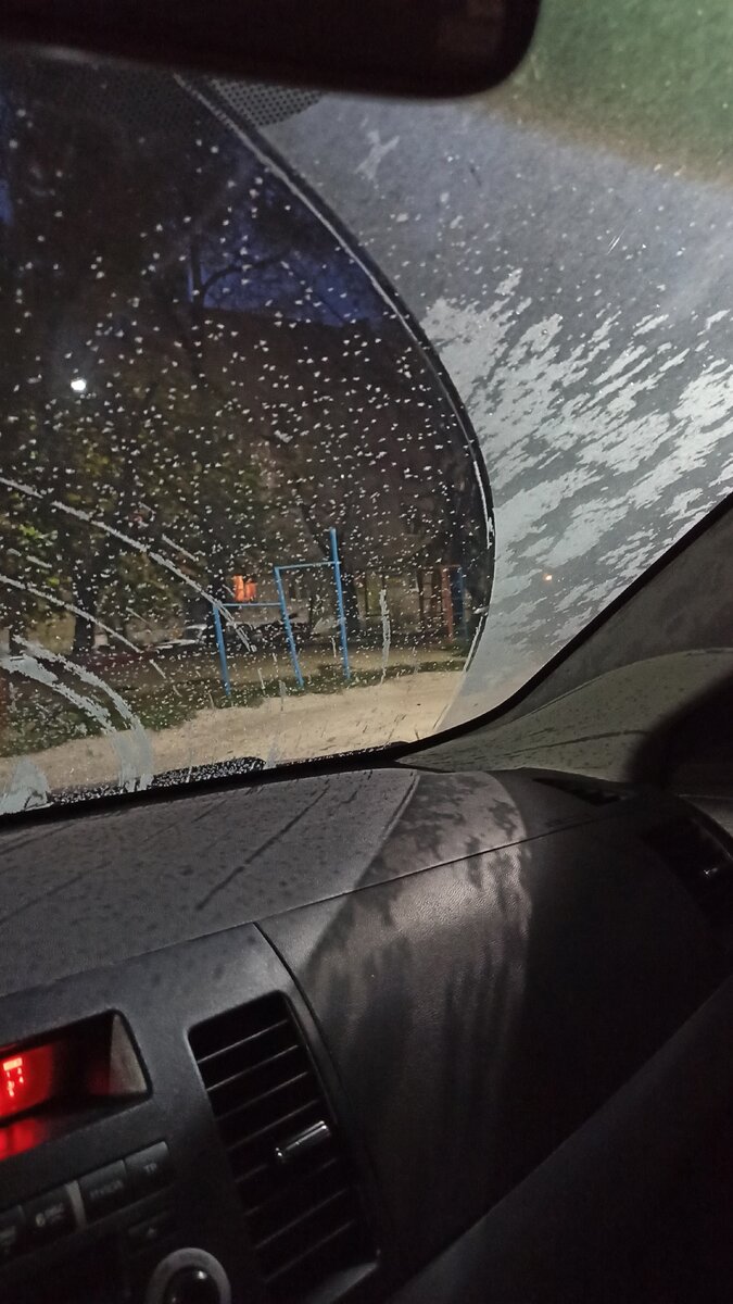 Иней на стекле нашей машины