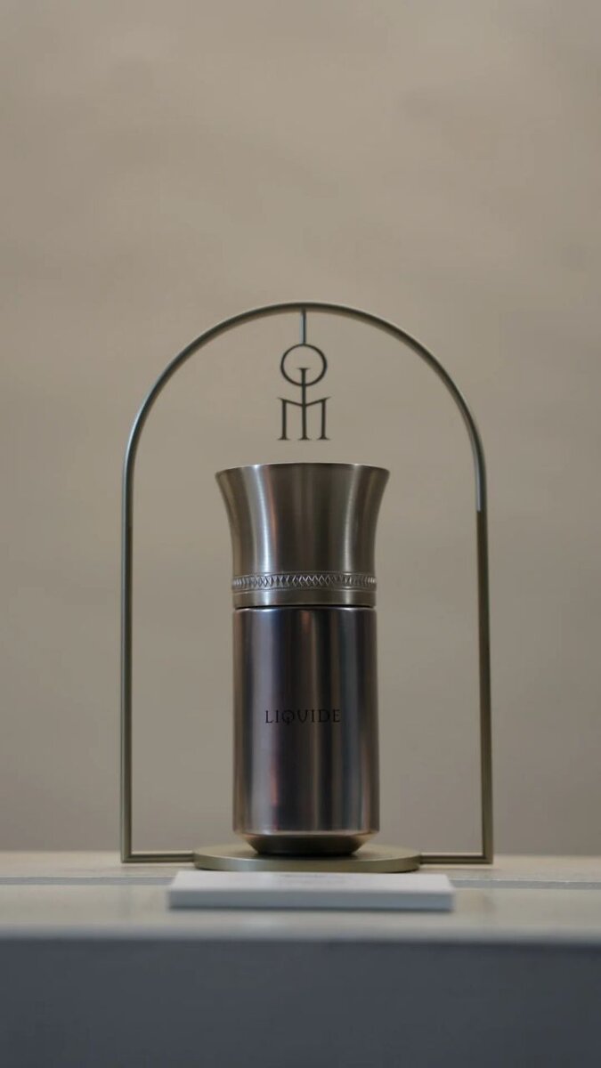 Основываясь на концепции аромата «серебра», которое обычно не имеет запаха, оно имеет прохладный, холодный, резкий аромат и изготовлено из серебра 925 пробы, которое используется для изготовления серебряных украшений и т. д., а также количества количество бутылок ограничено 925. (На данный момент , увы, распродано...)