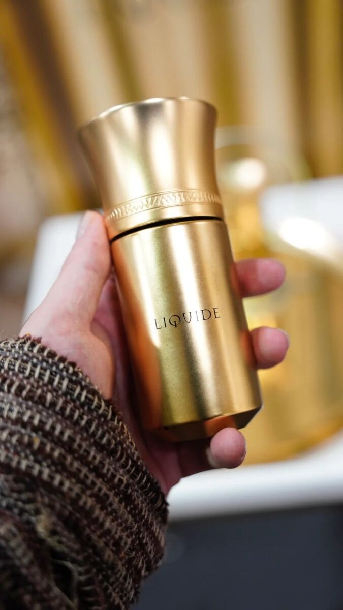 Согласно алхимической теории, энергия, питающая мир, содержится в металлах. Солнце правит миром золота.
Золото — самый драгоценный из всех металлов, символизирующий состояние совершенства, цель, которую необходимо достичь, и обрести новую жизнь
"Я претерплю различные трансформации и, в конце концов, посредством безупречного сияния теплого света изменю внешний вид людей, сделав возможным перерождение и сделав их души возвышенными и светлыми.
Я родился как блестящая золотая сфера, расплавился в жидкость и превратился в золотой самородок с чистотой 99,9%, который использовался в религиозных сокровищах, королевских предметах, ювелирных изделиях и декоративном искусстве".