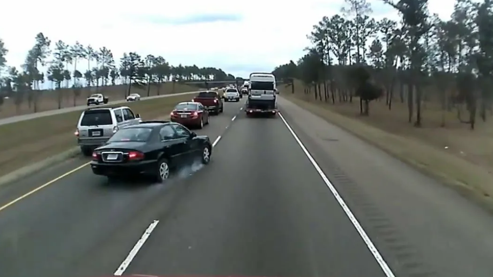 С начала сентября в действие вступили изменения в Правилах Дорожного Движения. Теперь можно получить штраф, если ездить на зимней резине летом, либо на летней зимой.-3