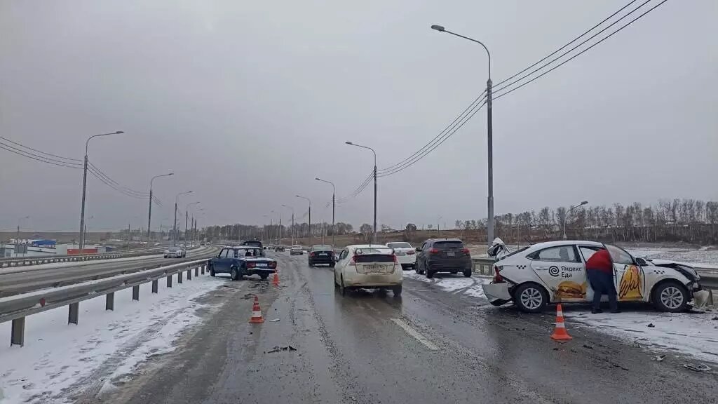     На трассе под Красноярском четыре авто попали в аварию. Один из водителей не справился с управлением.