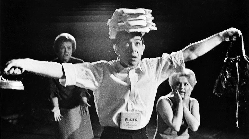    В 1939 году Аркадий Райкин был принят в труппу Ленинградского театра эстрады и миниатюр. Он недолго оставался на вторых ролях — уже спустя три года, в 1942 году, он стал художественным руководителем театра Фотоархив журнала «Огонёк»