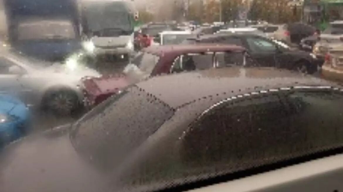     В Казани на пересечении улиц Мулланура Вахитова, Декабристов и проспекта Ибрагимова образовалась серьезная пробка. Пользователи сервиса 2GIS заявили, что причиной стал неработающий светофор.