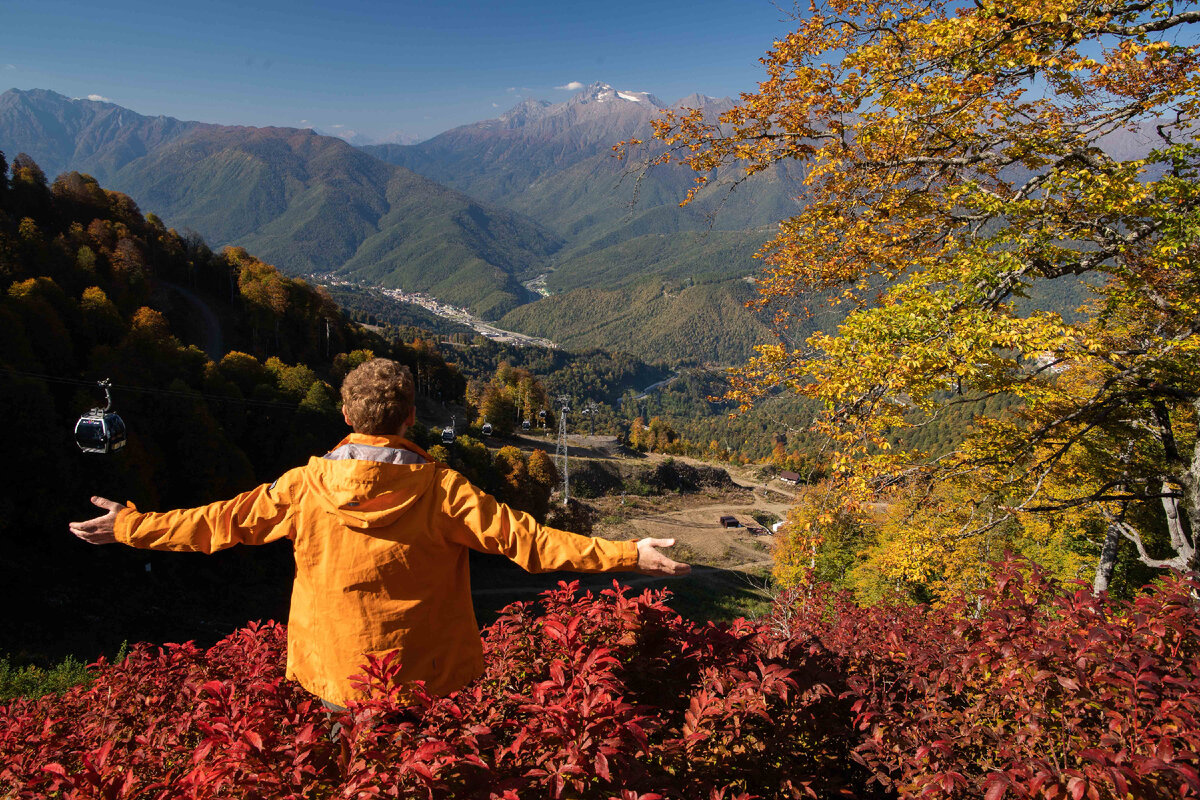 Конец октября — начало ноября — это то самое время, когда можно увидеть горы Роза Хутор на пике всей осенней красоты.