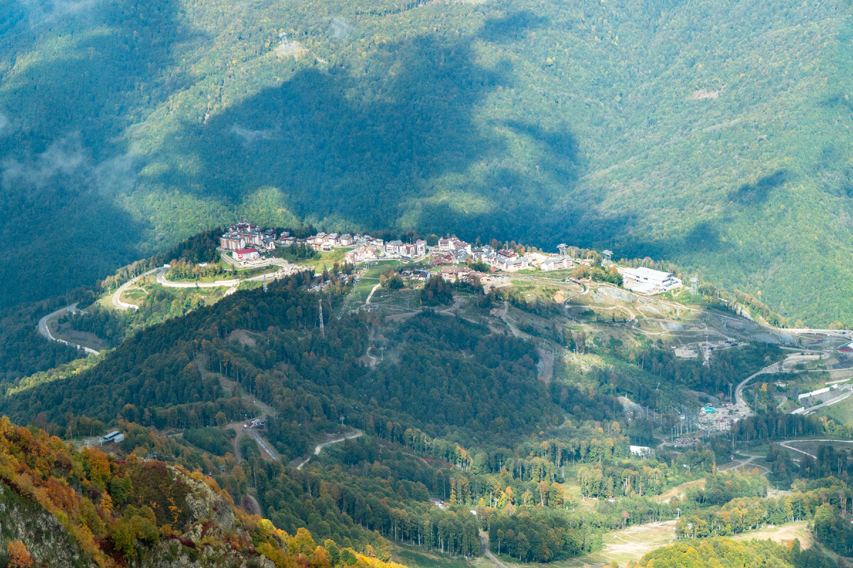 Вид на Горную Олимпийскую деревню (1100 м) с Роза пик (2320 м)
