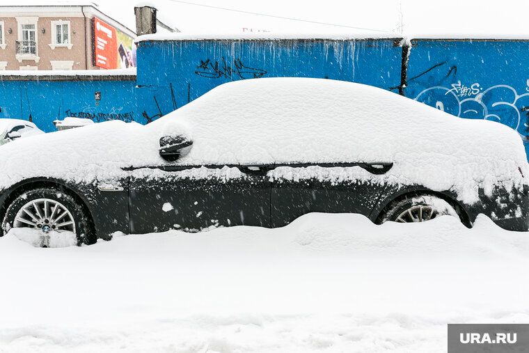    Перед поездкой нужно расчистить снег около машины