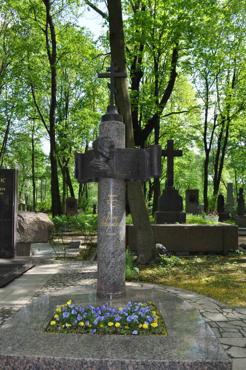 Памятник на могиле Леонида Неведомского
