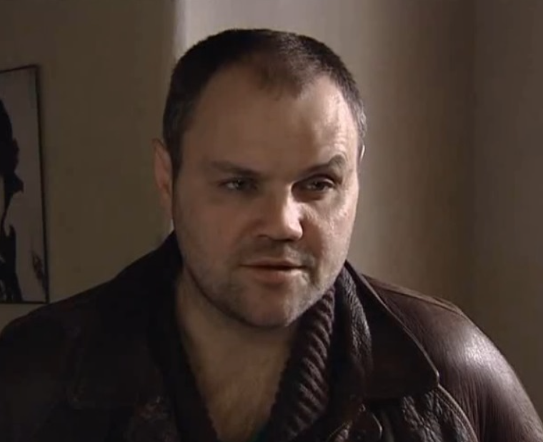 Кадр из фильма "Шахматист" (2004 г.). Утюг - Алексей Чардымский
