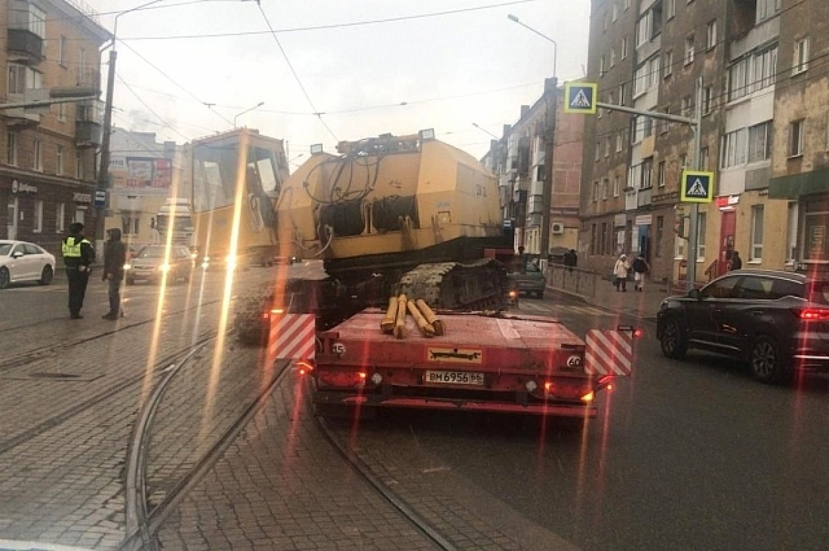    Трактор чуть не упал с тягача в Нижнем Тагиле