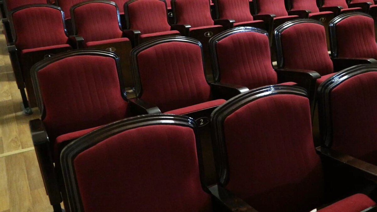     Детские спектакли, предположительно, планируют отменить в театре драмы в Дзержинске Нижегородской области. Дело в том, что в здании отсутствует отопление. Об этом пишет Telegram-канал Ni Mash.