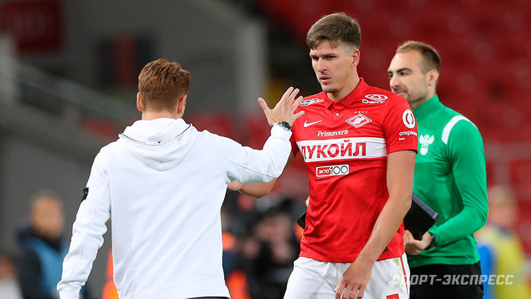 Главный тренер Гильермо Абаскаль и форвард "Спартака" Александр соболев. Фото из интернета