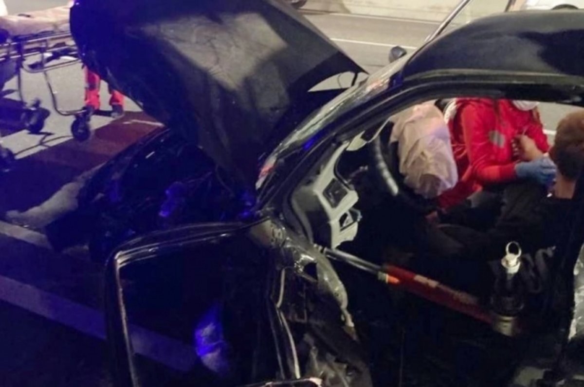    Сочинские спасатели вытащили из автомобилей двух пострадавших в ДТП