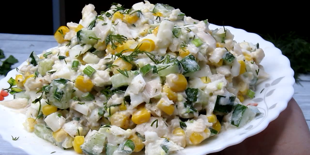 Новый салат, приятное открытие для меня. Скажу сразу, вкусно очень. Он не вошёл, он ворвался в наше меню ( с маринадом то моих огурчиков).