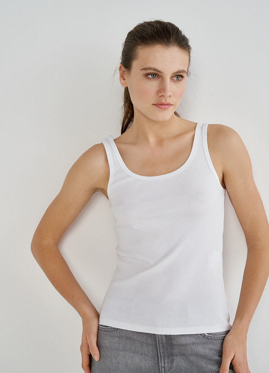 Белая майка O'Stin. Фото с официального сайта