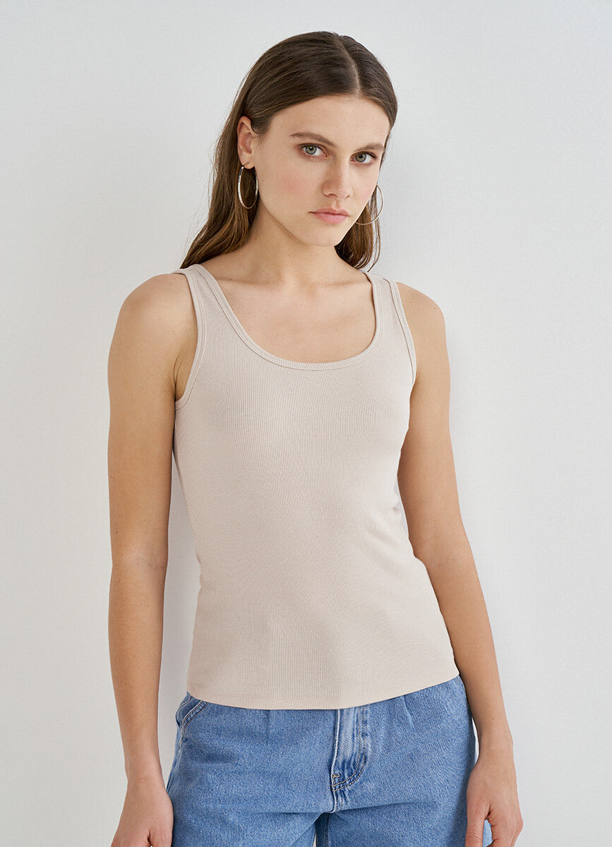 Кремовая майка O'Stin. Фото с официального сайта