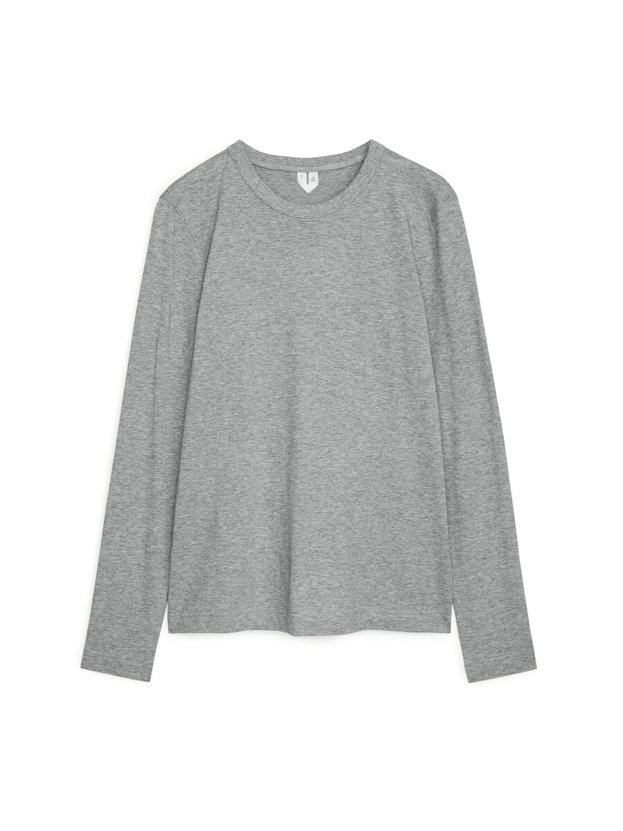 Серый лонгслив Arket. Фото с официального сайта