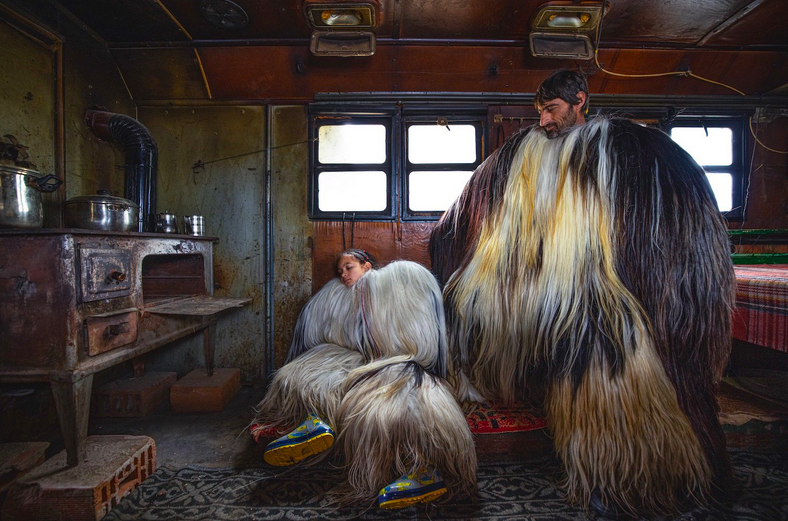 49-летний Радослав Стоянов и его 12-летняя дочь Ивана отдыхают в сарайчике в хозяйстве Радослава. Фото: Иво Данчев