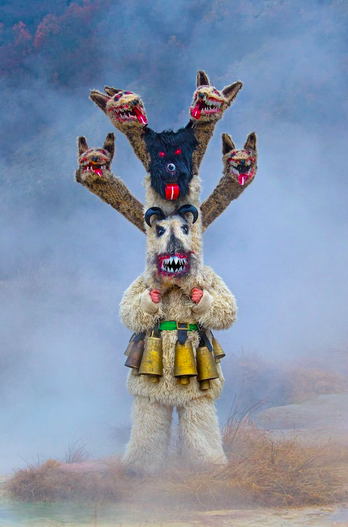 Маска с несколькими головами и лицами — работа мастера из Петрича. Вес всего облачения, включая колокола, может достигать 50 килограммов. Фото: Иво Данчев