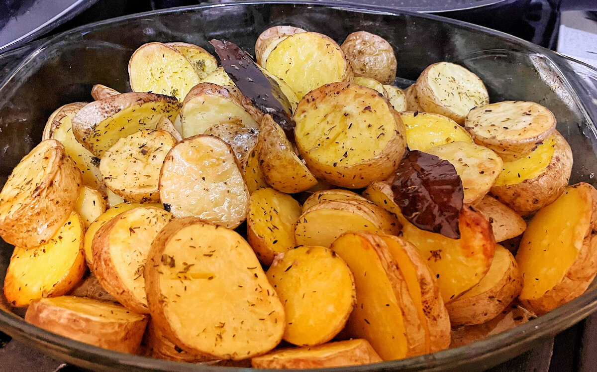 В духовке, картофель запеченный