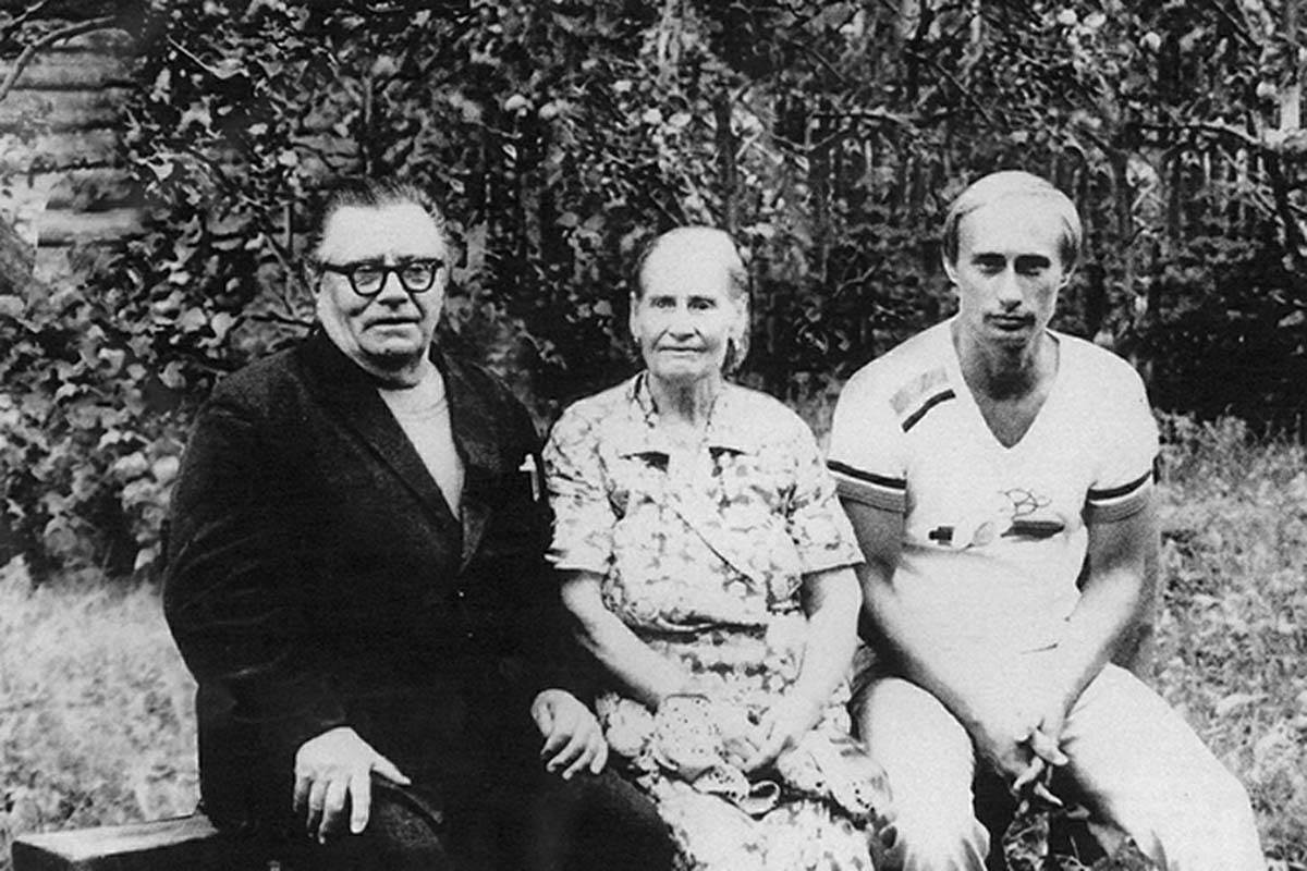 Шеломова Мария Ивановна - посередине