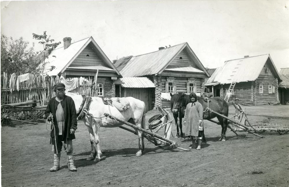 Крестьянин и крестьянка, отправляющиеся на пашню. Рязанская губерния, Касимовский уезд, дер. Большие Пекселы 1910