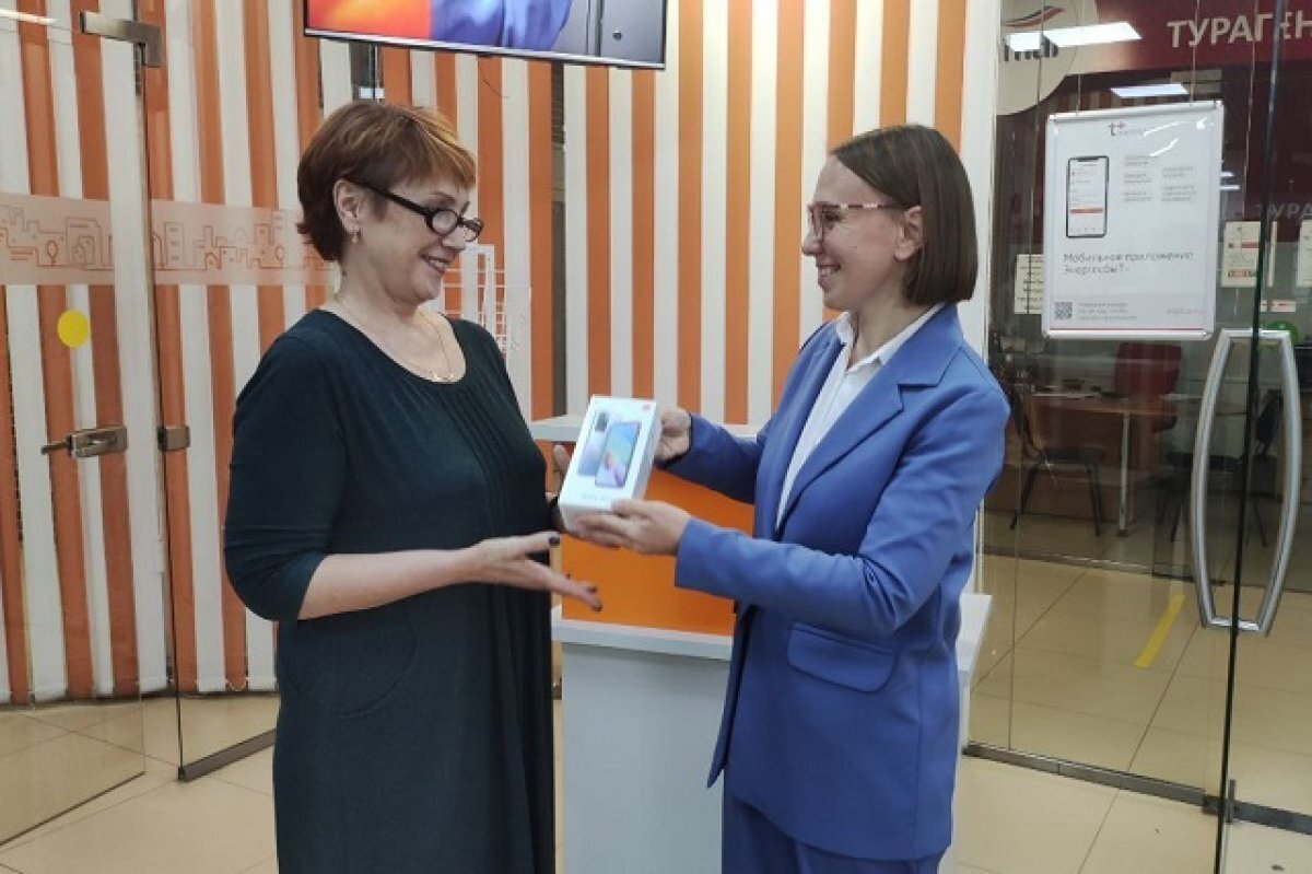   Три клиента Владимирского филиала «ЭнергосбыТ Плюс» получили смартфоны
