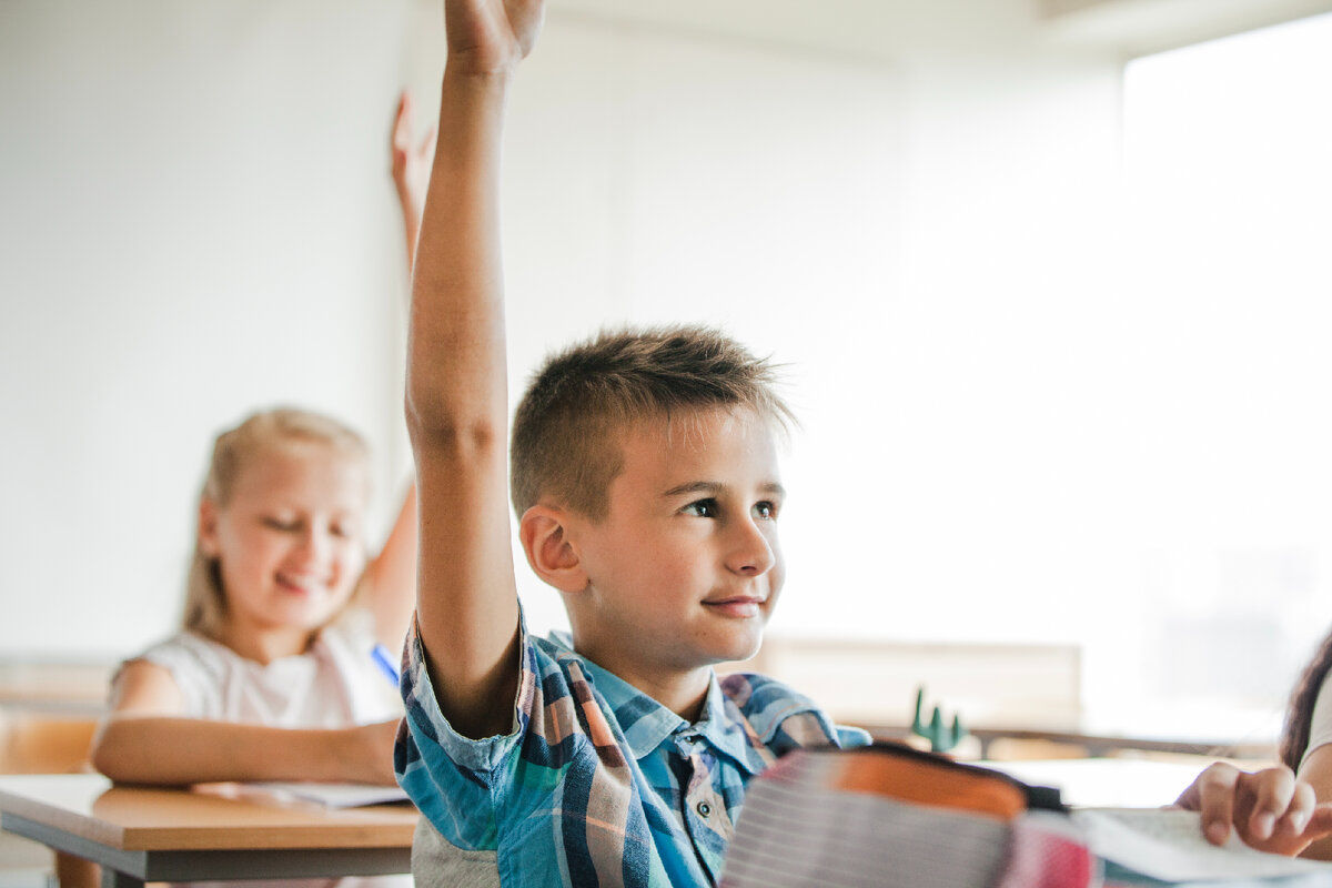 School up. Школьники занялись этим. Математика в школе фото детей. Школьник за партой дома. Стол для школьника картинки.