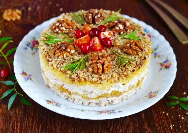 Слоеный салат с айвой и филе индейки.