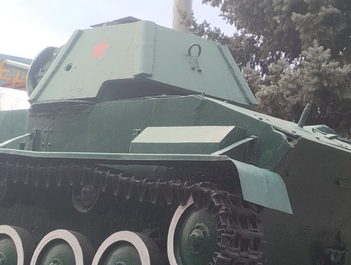 Видно повреждение брони, отсутствует заглушка бойницы; вместо инструментальных ящиков - сваренный "макет"; вместо задних брызговиков - лист металла