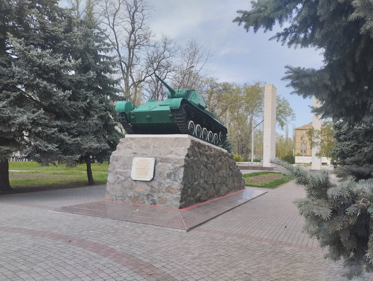 В прошлые годы танк красился в разные цвета - тут и каноничный 4БО, и темно-зеленый и какие-то яркие оттенки, как на этом фото