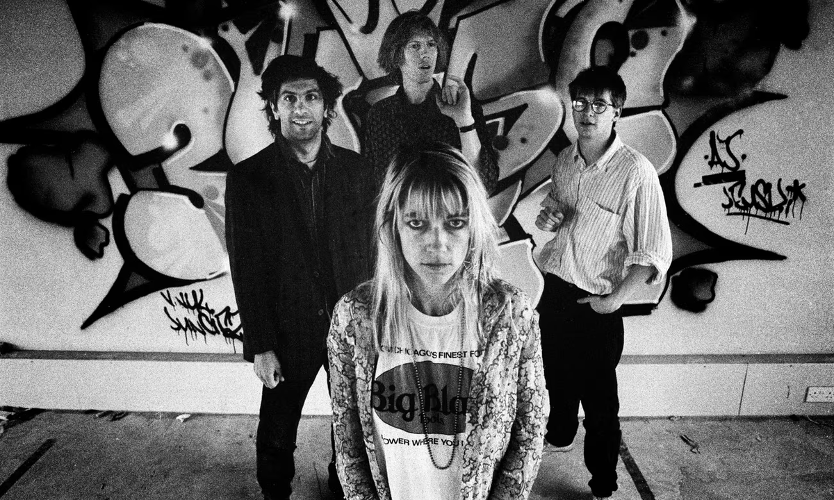 Sonic Youth в Лондоне в 1987 году (слева направо): Ли Ранальдо, Терстон Мур, Стив Шелли и Ким Гордон (на первом плане). Фотография: Stephen Parker/Alamy