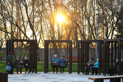    Пенсионеры на качелях в Капотне в Москве ©Рамиль Ситдиков РИА Новости