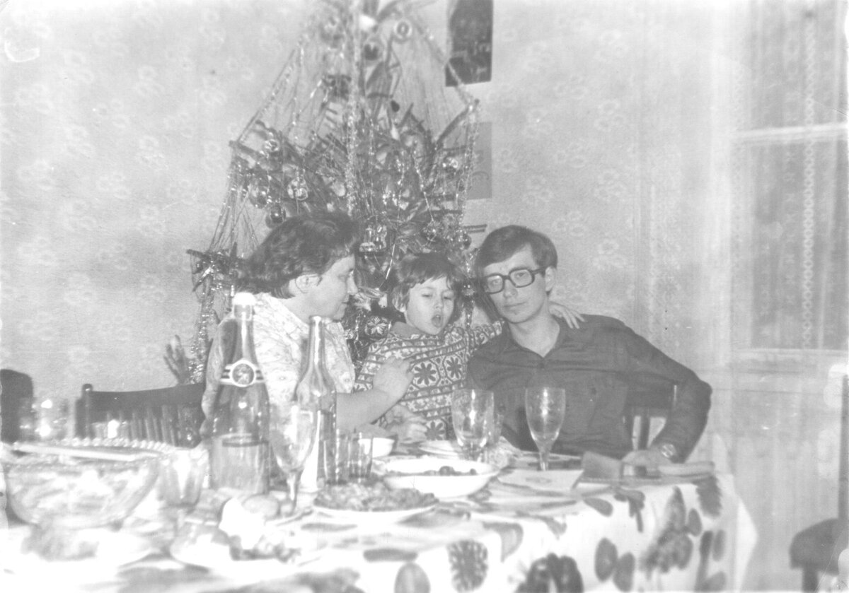 Я с мамой и своим страшим братом. Примерно 1980 год. Исполняю какую-то песню.