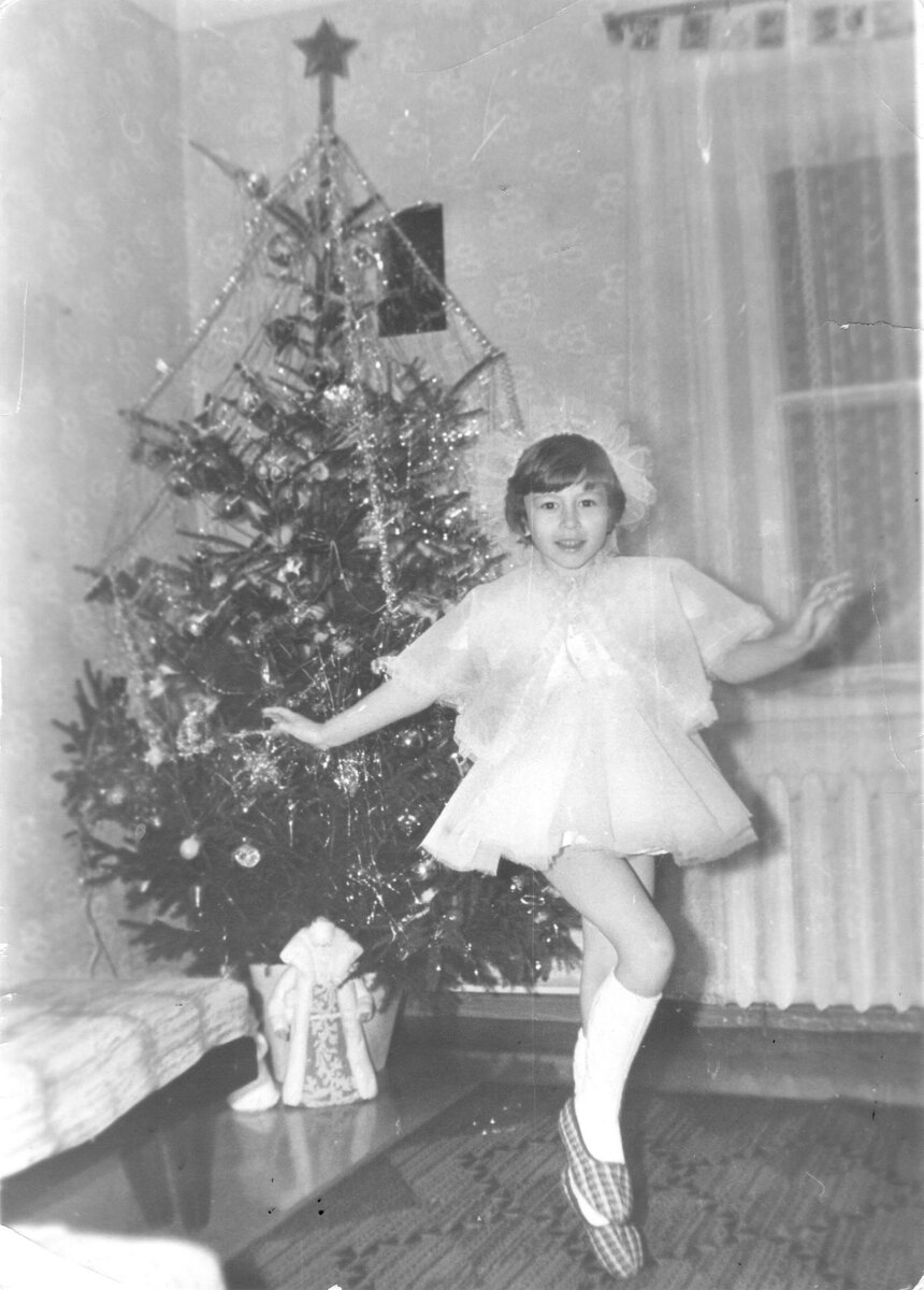 Исполняю танец снежинки. На ёлке - красная звезда, символ СССР. 1981 год.
