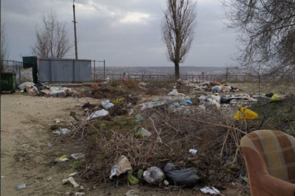    Мусорный завал рядом с площадкой, которую называют смотровой площадкой Камышина (ул. Леонова)