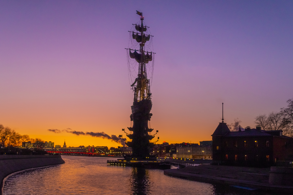 Памятник петру i москва. Памятник Петру 1 в Москве. Памятник Петру i в Москве (в ознаменование 300- летия российского флота). Памятник Петру первому в Москве. Память Петру 1 в Москве.