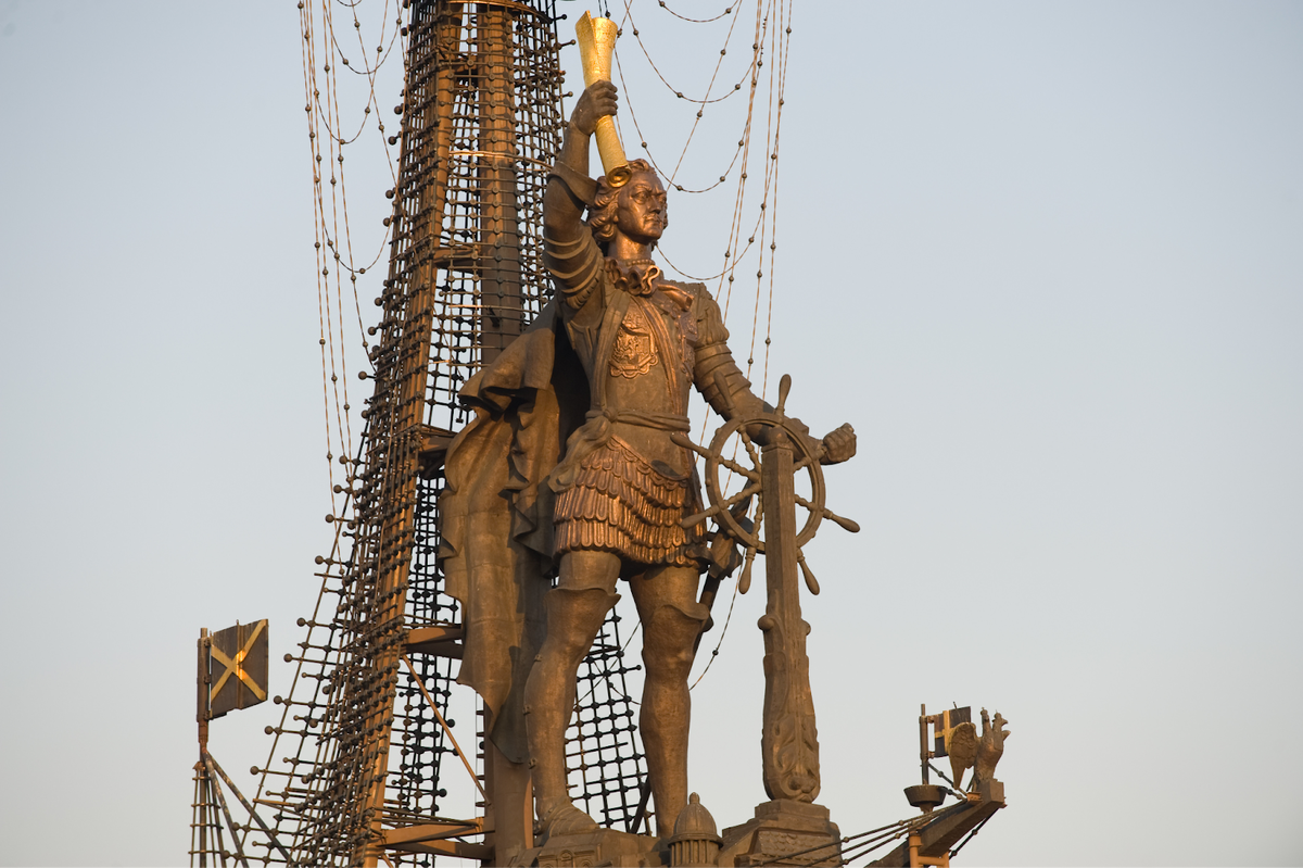 Скульптура петра первого. Скульптура Петра 1 Церетели в Москве. Памятник Петру 1 в Москве Церетели. Памятник Зураба Церетели Петру первому в Москве. Зураб Церетели памятник Петру 1 в Петербурге.