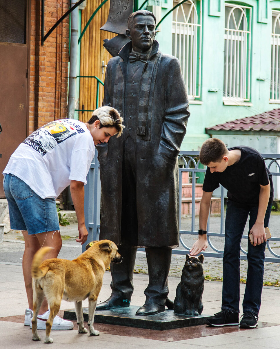 Памятник Михаилу Булгакову 