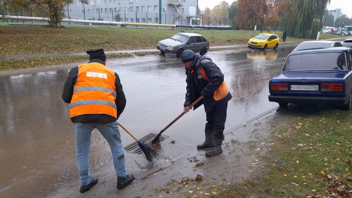    В Курске дорожники продолжают очищать городские ливнёвки