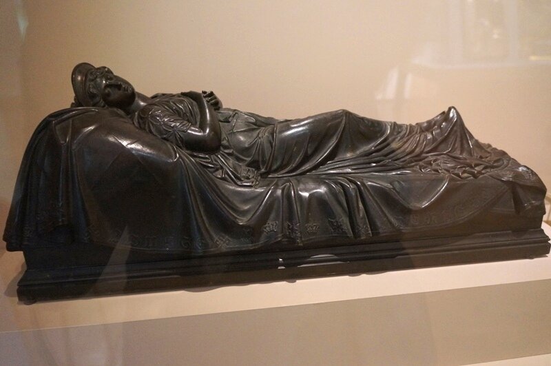 Модель памятника прусской королеве Луизе-Шарлотте. При жизни Александры Федоровны бронзовая модель находилась на террасе дворца "Коттедж".