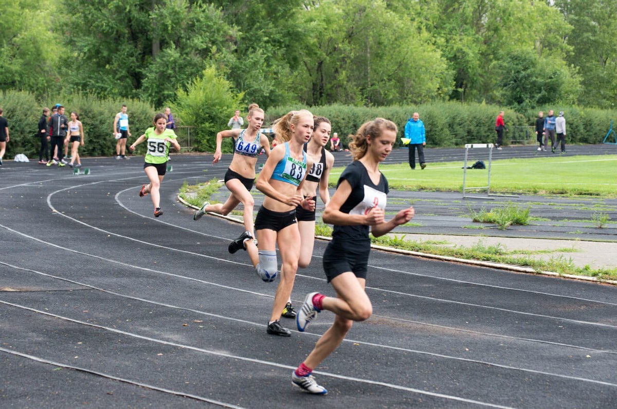 Вот так я выглядела, когда только начинала заниматься. [В черном костюмчике] 