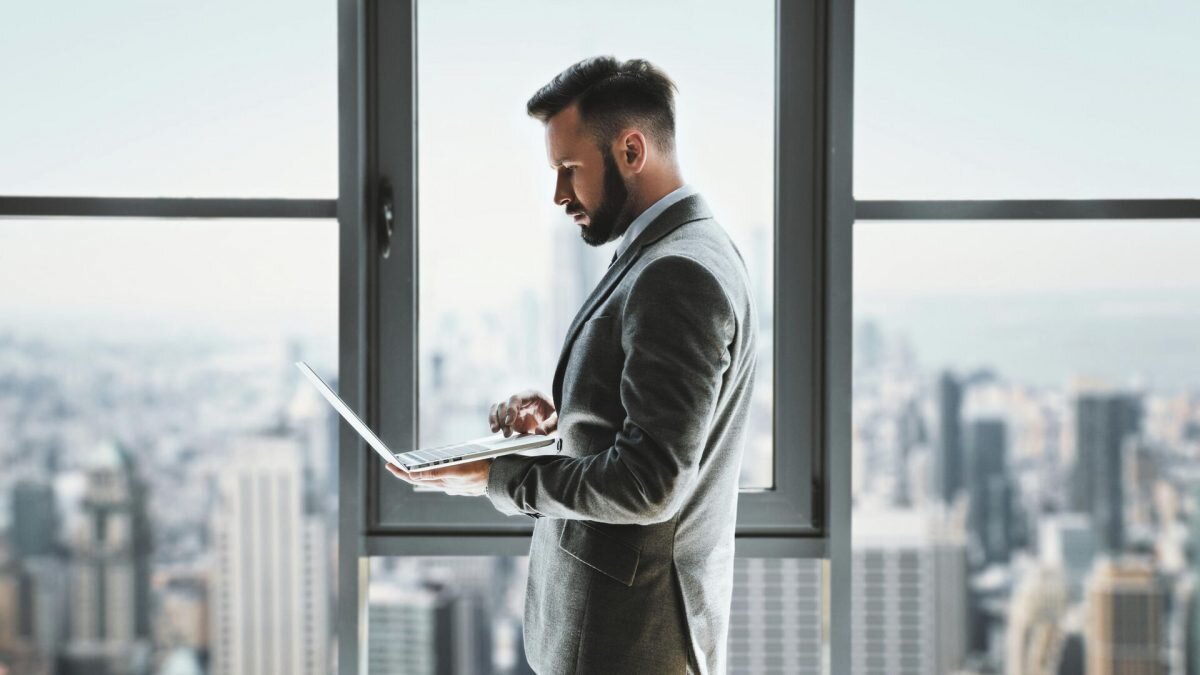    Фото: Depositphotos.com/SarkisSeysian. Август Макаров