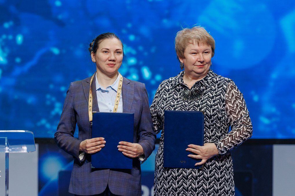 На фото слева направо: Евгения  Крынина (начальник отдела продаж, и.о. коммерческого директора «Базальт  СПО»), Вероника Ефремова (ректор ТИУ)