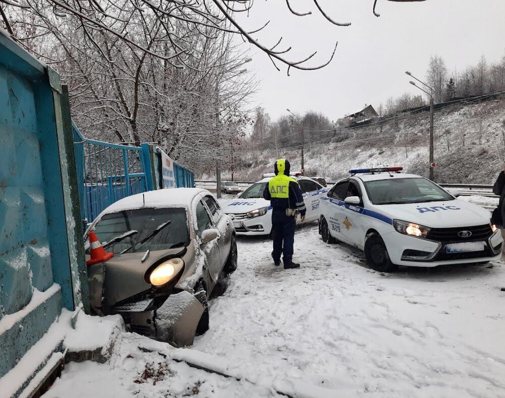 Автолюбительница влетела в ворота лодочной станции под Лисьей горой |  Новости Нижнего Тагила | Дзен