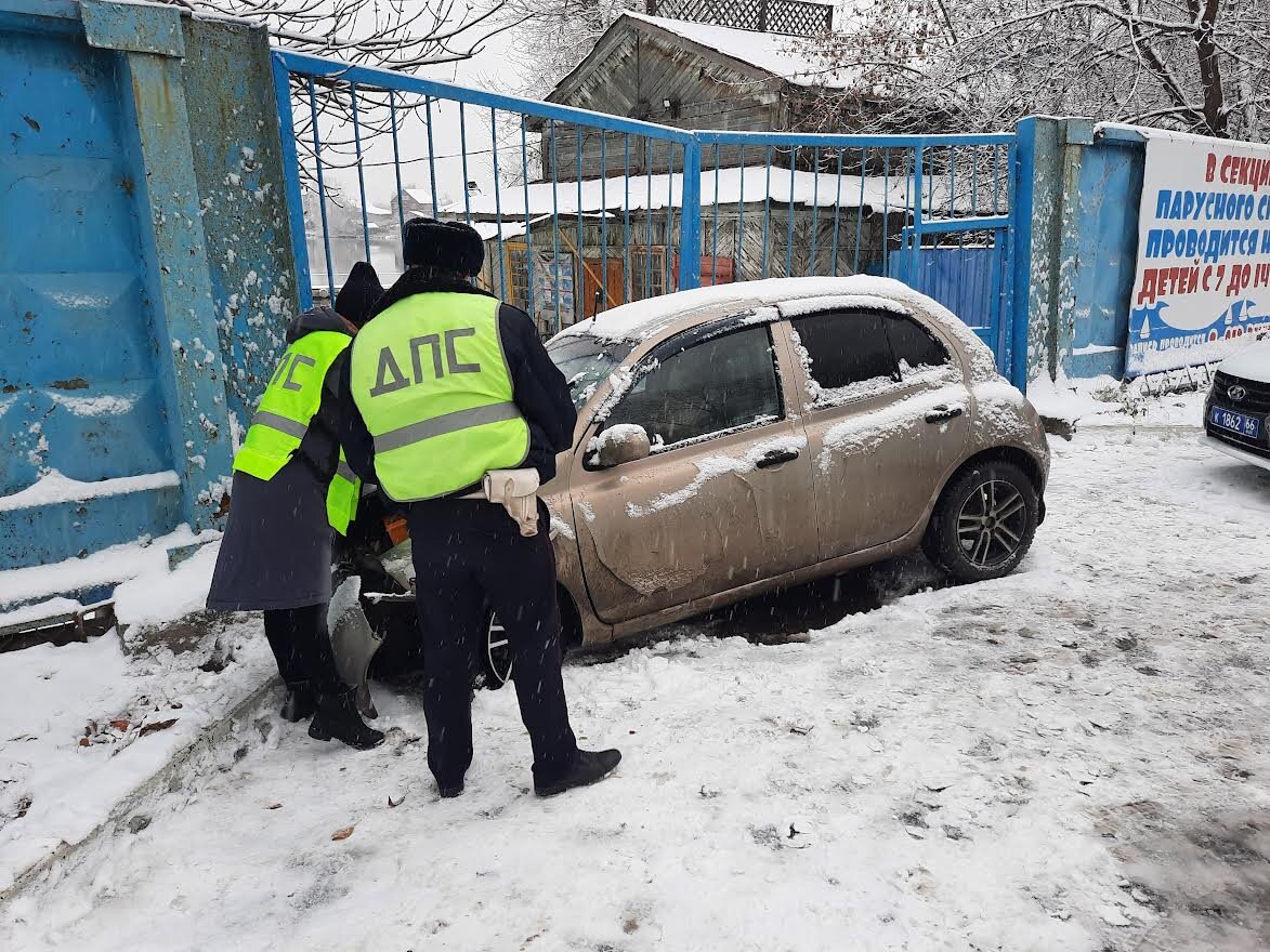 Автолюбительница влетела в ворота лодочной станции под Лисьей горой |  Новости Нижнего Тагила | Дзен