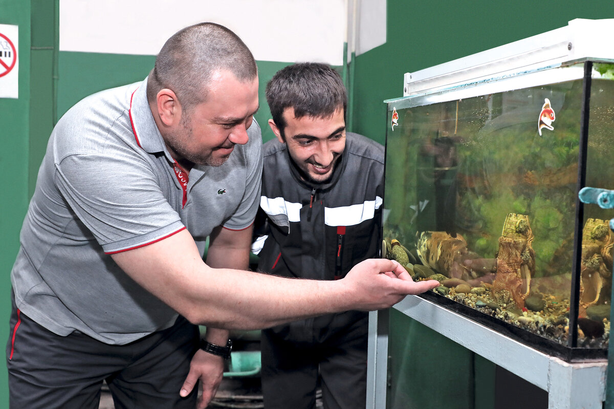 Альберт Воскарян и Юрий Омельченко заботятся о Василии уже четыре года