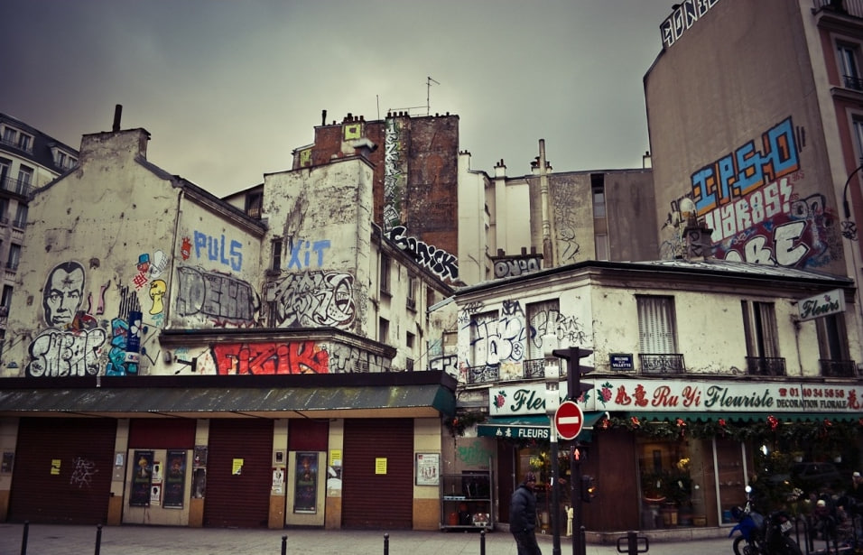 Poor paris. Окраины Парижа гетто. Франция Париж гетто. Париж гетто районы. Барбес район Парижа.